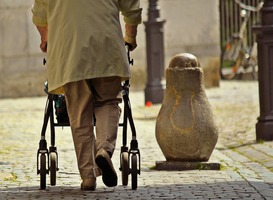 Normal_bejaarde_oudere_wandelen_rollator