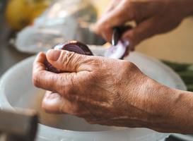 Normal_ouderen__koken__handen