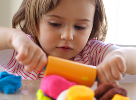 Normal_kinderopvang_peuter_kleuter_meisje_speelgoed_spelen